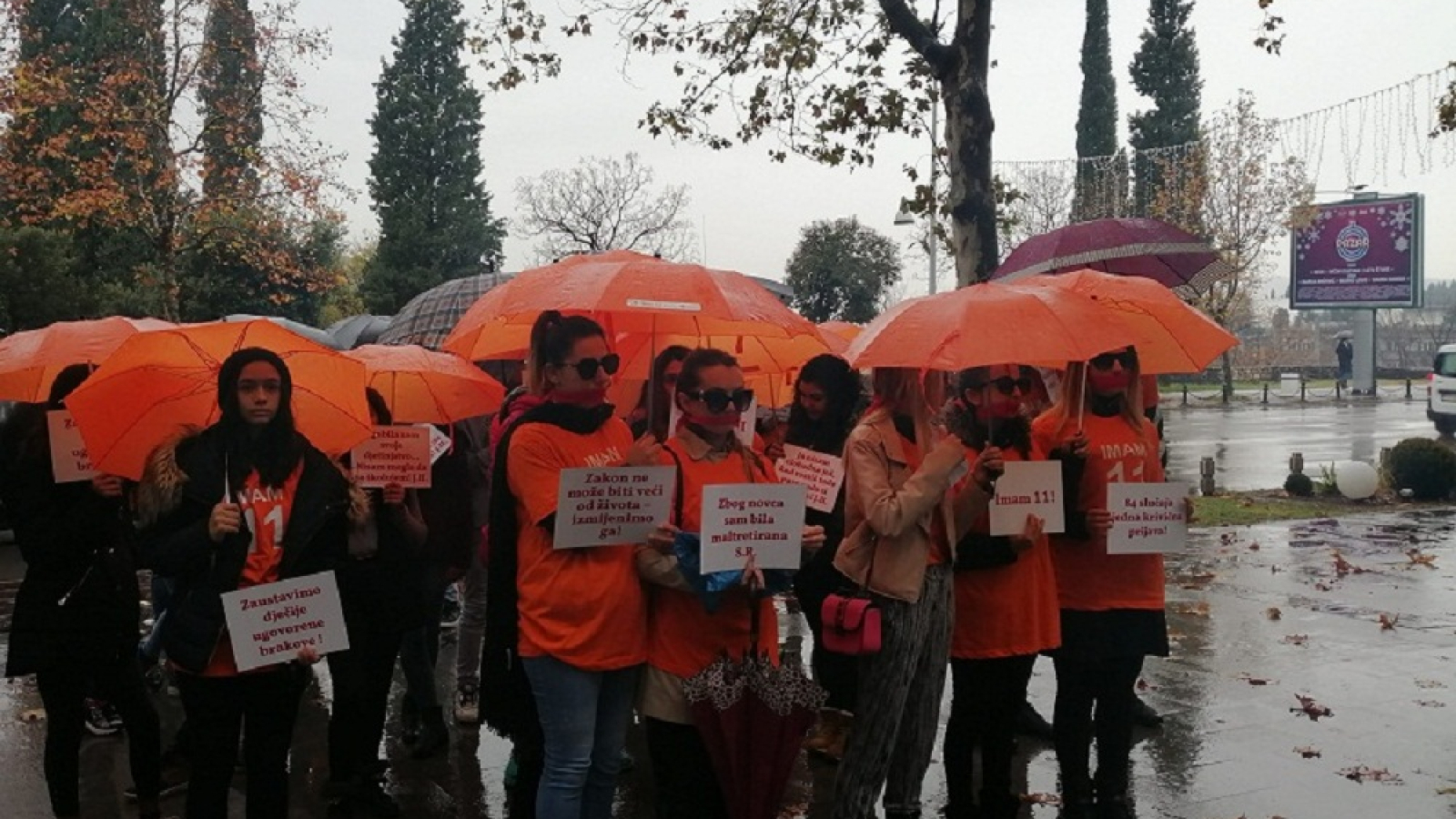 Protest aktivistkinja Centra za romske inicijative i ženske RAE mreže "Prva" (foto: Serđan Baftijari)