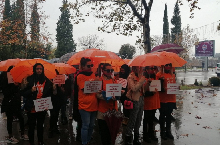 Protest aktivistkinja Centra za romske inicijative i ženske RAE mreže "Prva" (foto: Serđan Baftijari)