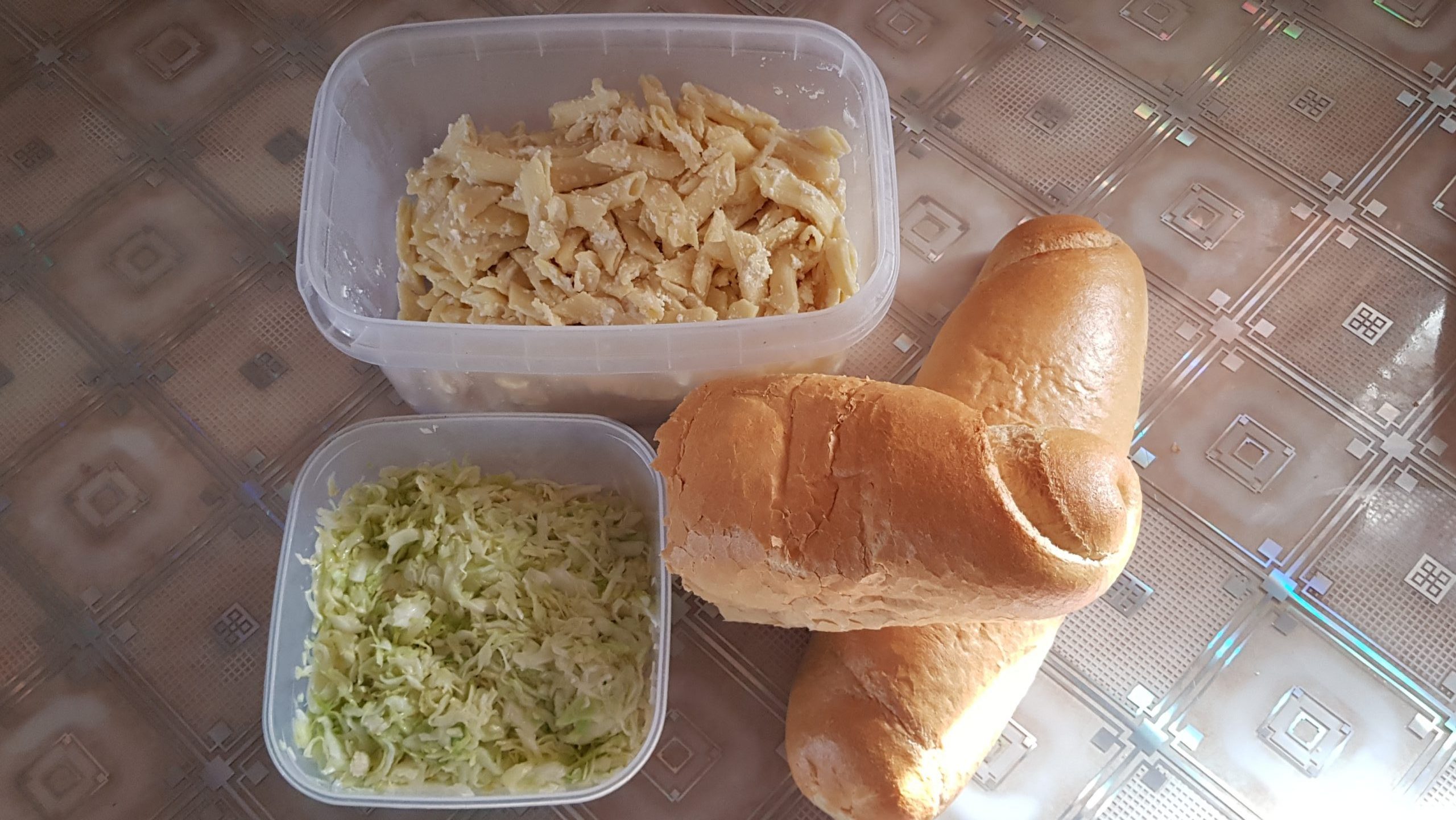 Besplatni dnevni obrok - Makarone sa sirom i kupus salata (Foto: Enis Eminović)