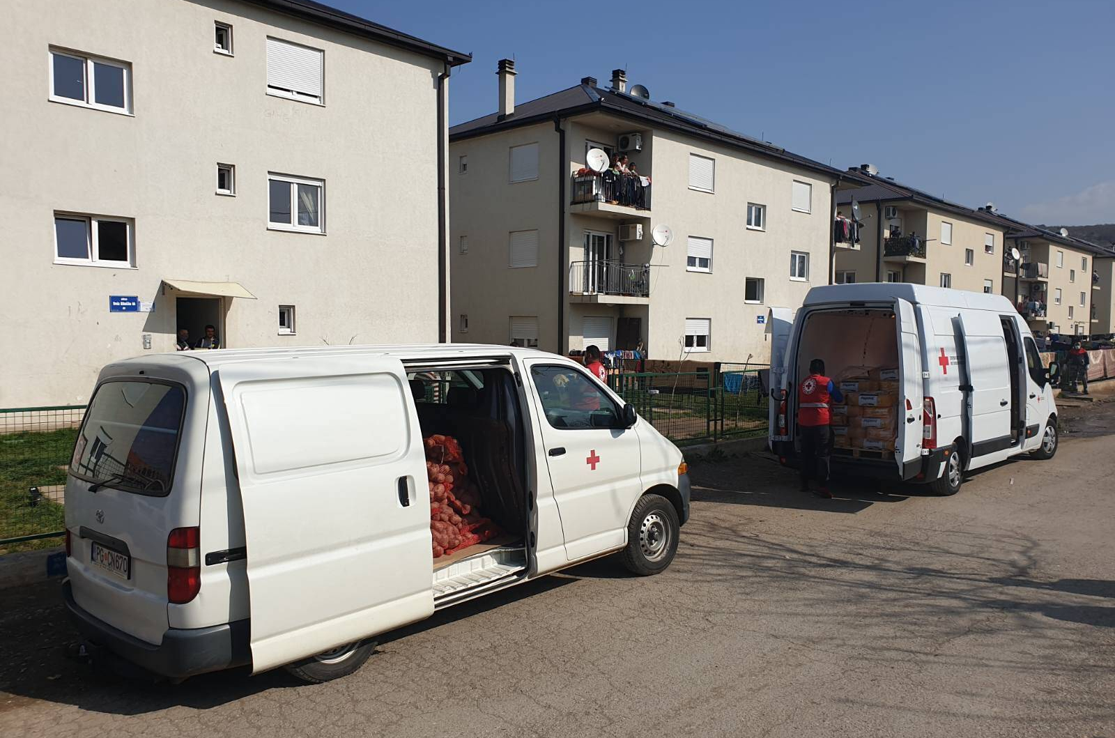 Dodijela hrane raseljenima sa Kosova (foto: Crveni krst Crne Gore)