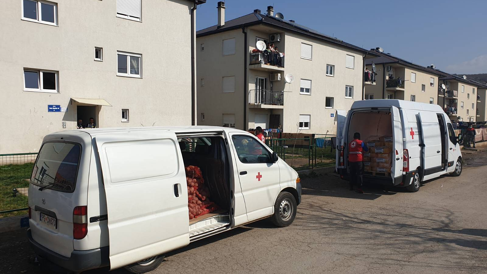 Dodijela hrane raseljenima sa Kosova (foto: Crveni krst Crne Gore)