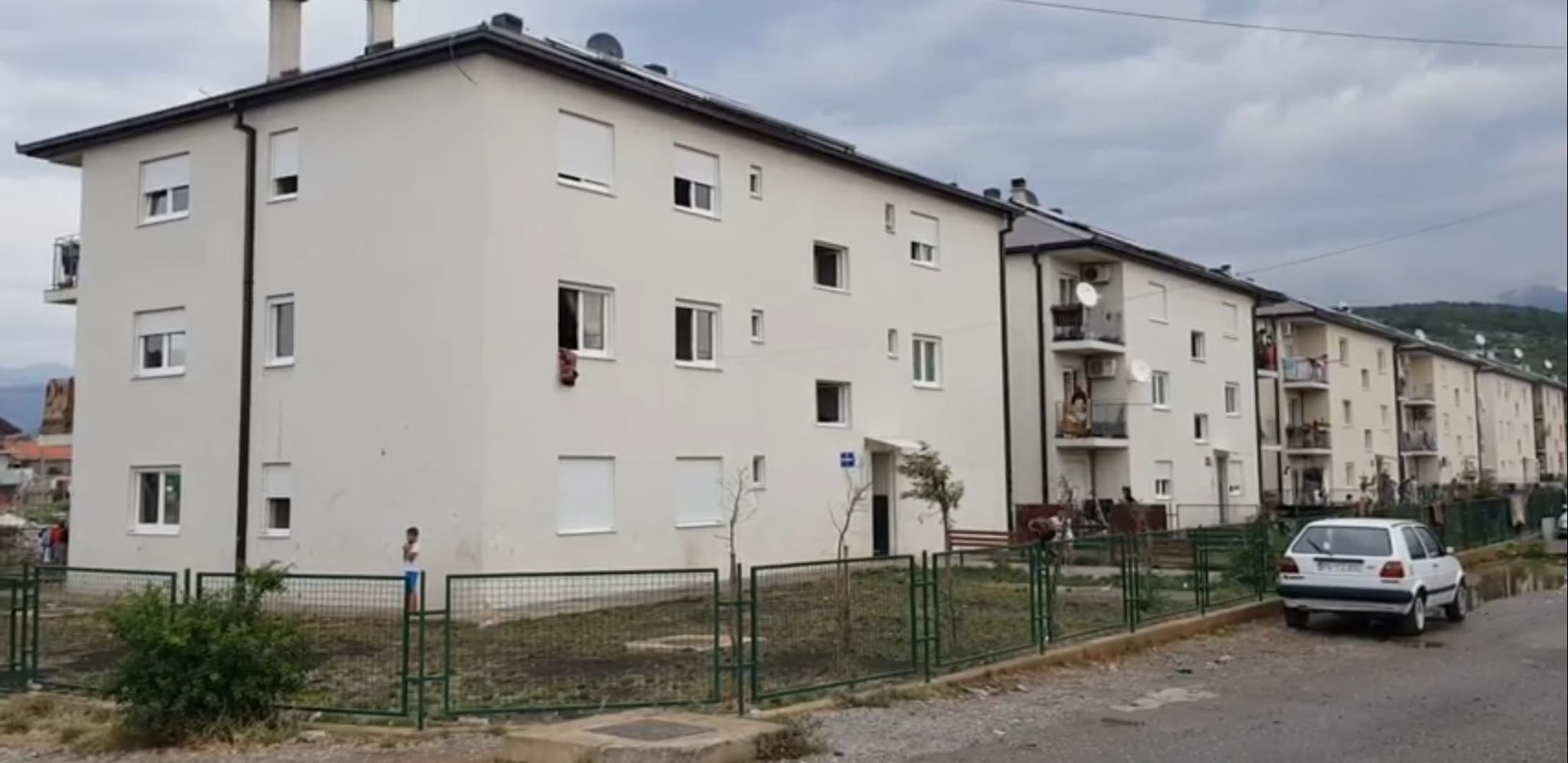 Zgrade u kojima žive raseljeni Romi i Egipćani (Foto: Enis Eminović)