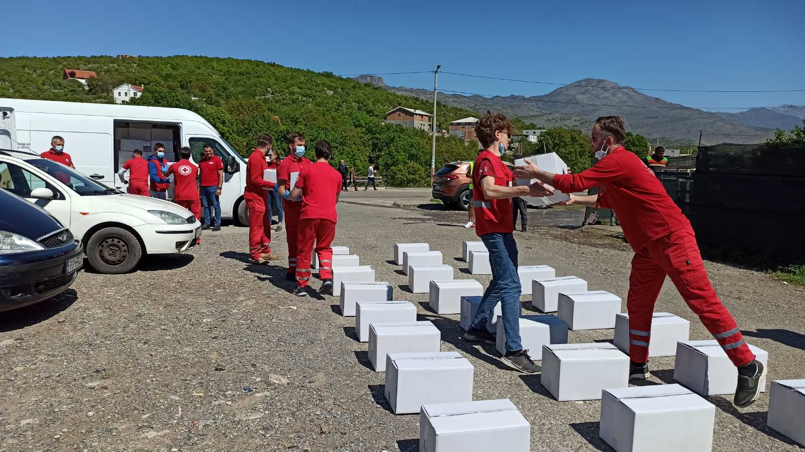 Dodijela paketa hrane i higijene porodicama u izolaciji na Vrelima (foto: Serđan Baftijari)