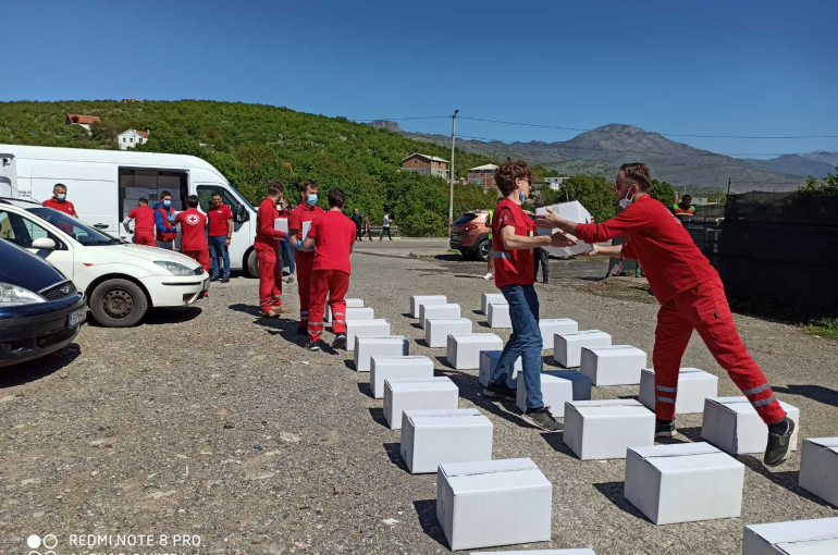Dodijela paketa hrane i higijene porodicama u izolaciji na Vrelima (foto: Serđan Baftijari)