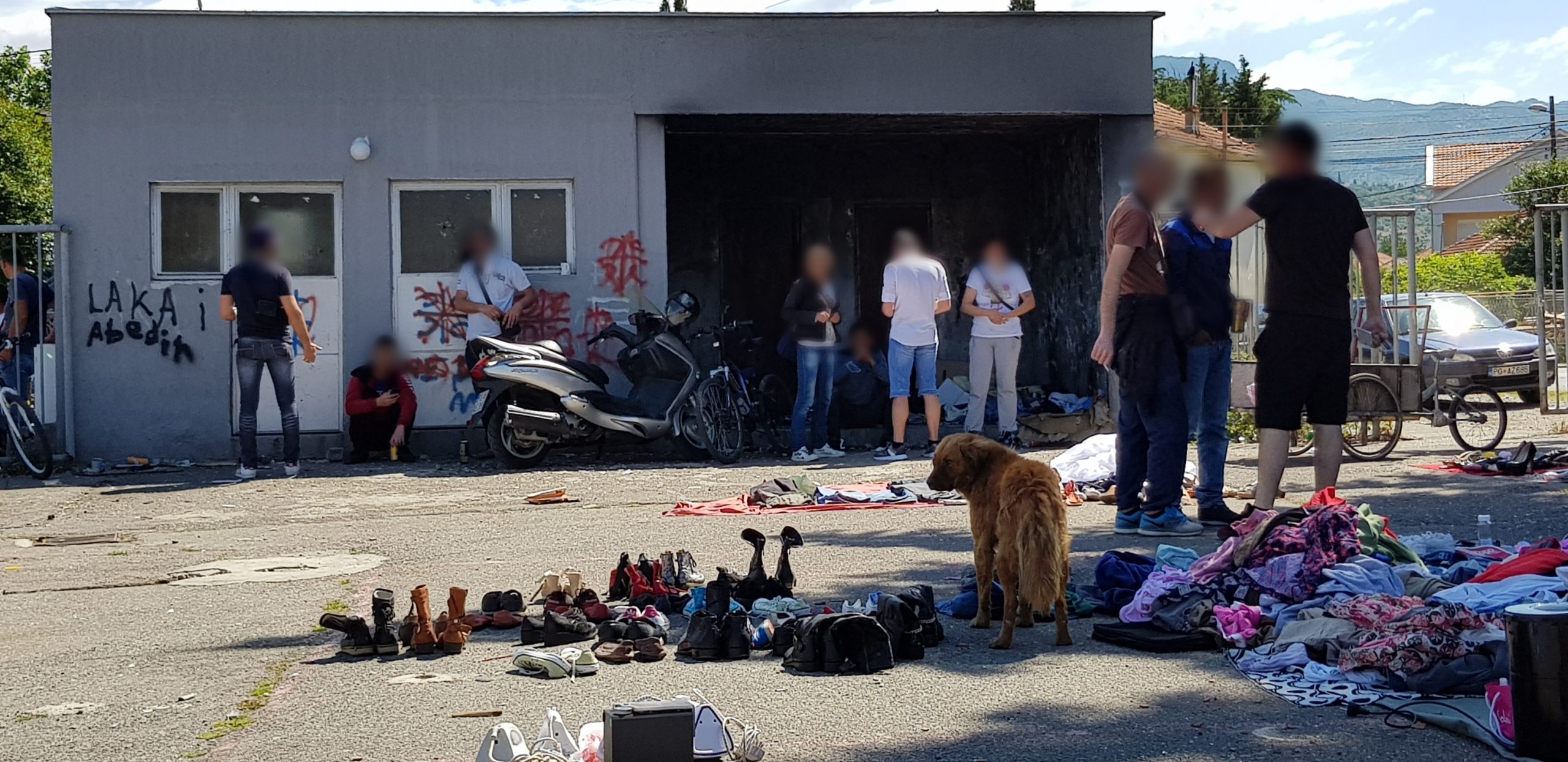 Dok su vrata ambulante u Domu zdravlja za prijem korisnika supstitucione terapije zaključana, drugo okupljanje tih korisnika je i na pijaci polovne robe koja se nalazi nedelako od tog zdravstvenog objekta (Izvor: RomaNet)