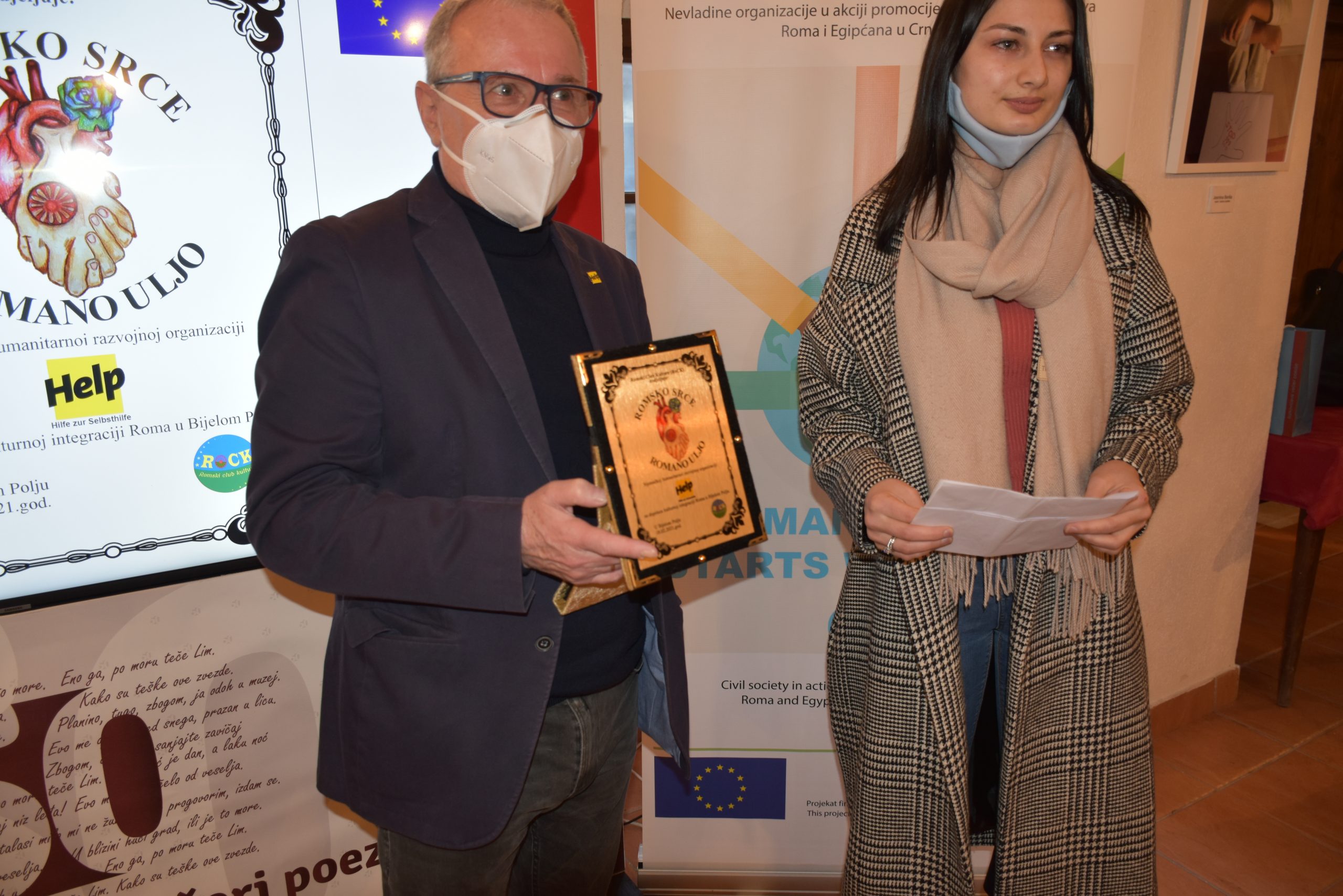 regionalni koordinator HELP-a Klaus Mock sa nagradom "Romsko srce" (foto: HELP)