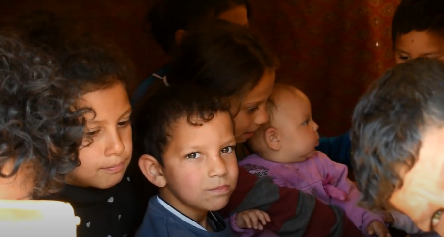 osmomjesečna Dejana pod sa svojom braćom i sestrama živi vedrim nebom (Foto: print screen Youtube)