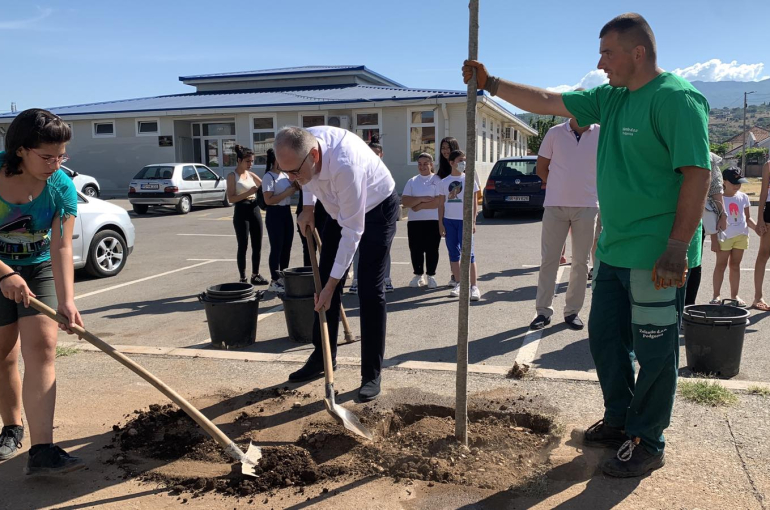 IMG-a88bab7d48bfd3b3aa04017517253251-V-min