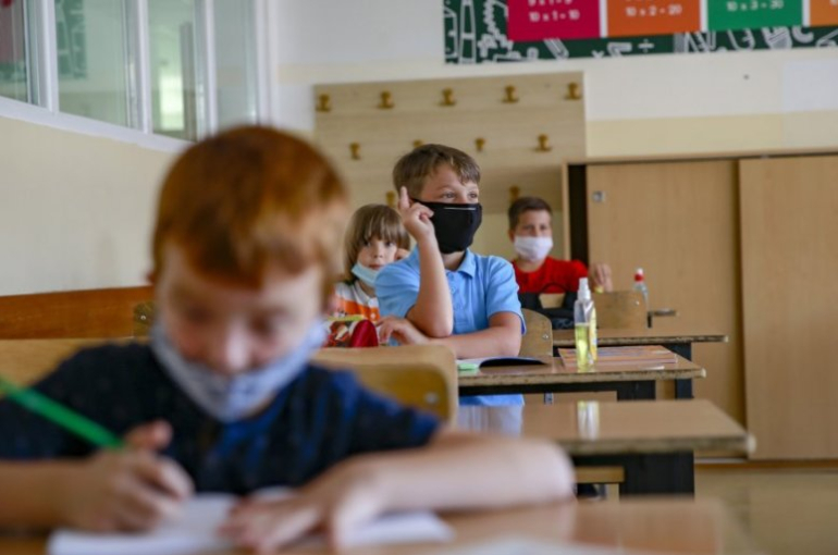 25933_pristina-osnovnaskola-nastava-djaci-deca-cas-maske-ilustracija14092020-3-_f-min
