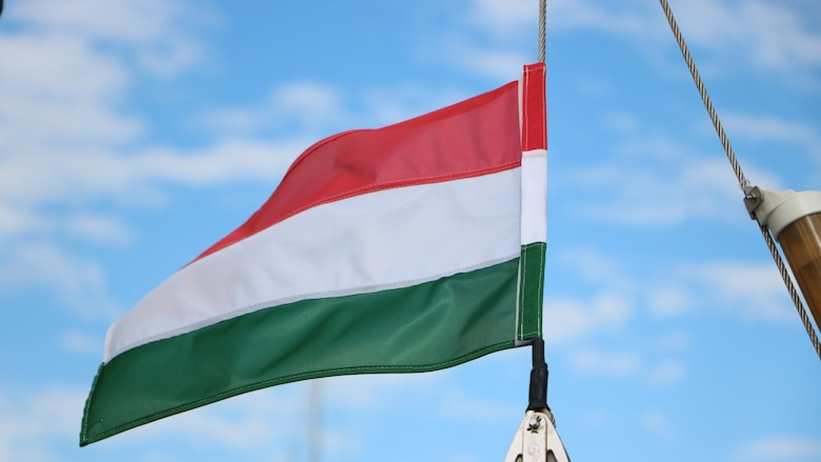 hungarian-flag-2414351_1280