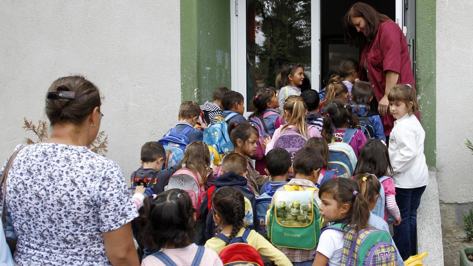 14.09.2012., Gornji Hrascan - Mladi romi bez incidenta krenuli u skolu.
Photo: Vjeran Zganec-Rogulja/PIXSELL