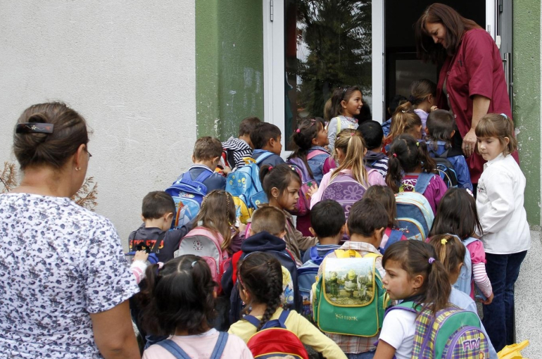 14.09.2012., Gornji Hrascan - Mladi romi bez incidenta krenuli u skolu.
Photo: Vjeran Zganec-Rogulja/PIXSELL