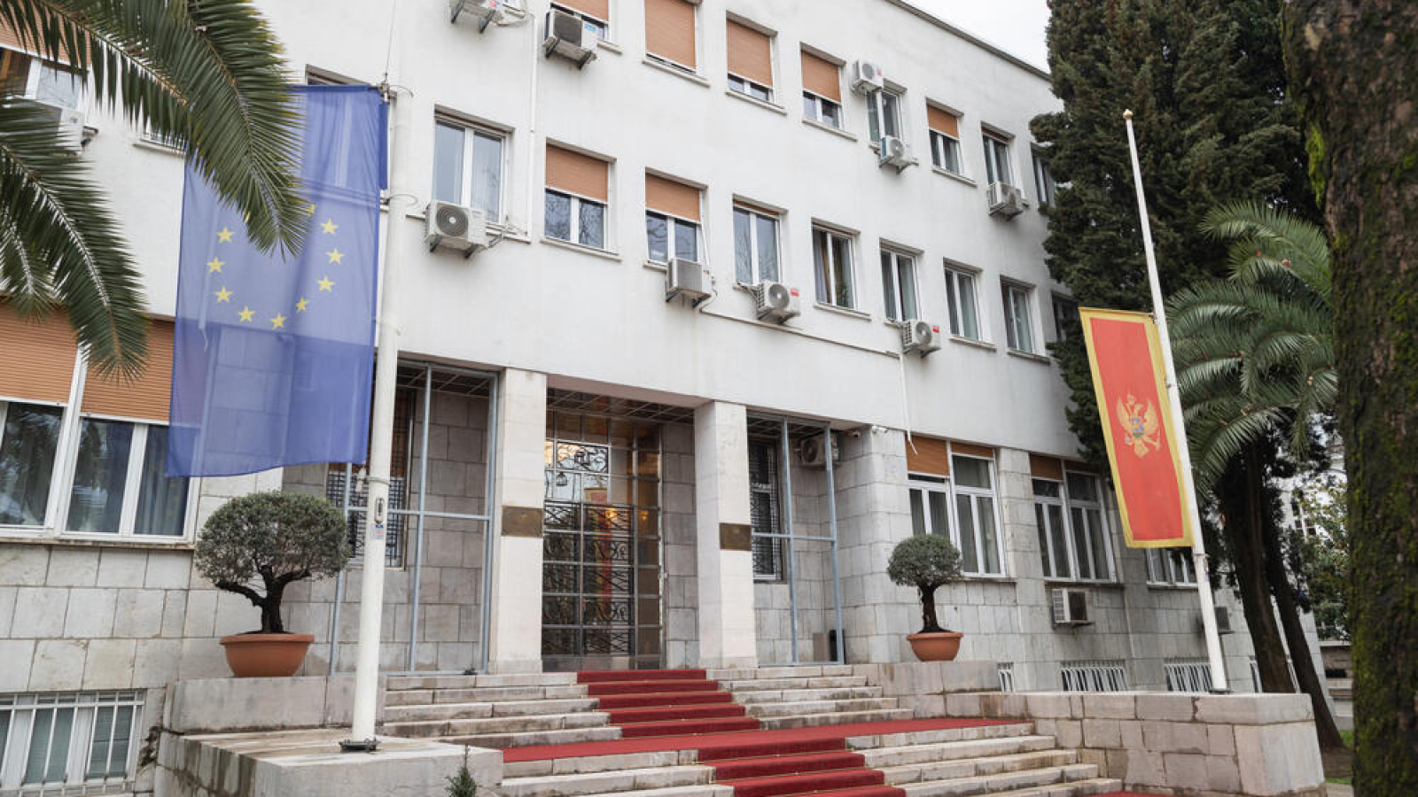 zastave ispred skupštine